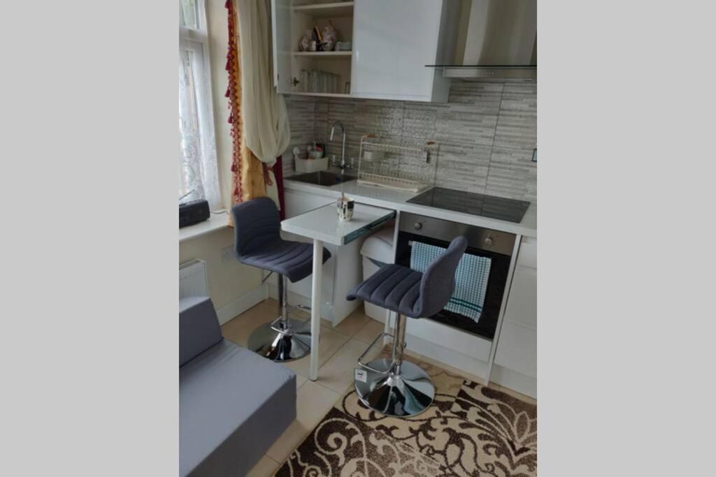 Luxury In With Free Parking. Apartment *